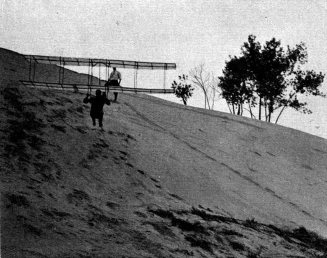 Illustration:
Chanute-Doppeldecker im Fluge zu Dune-Park 1896