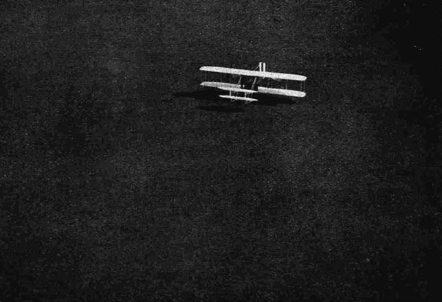 Illustration:
Der Flieger im Fluge, von vorn gesehen