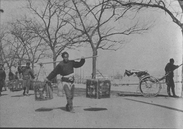 TEA FOR FOREIGN COUNTRIES

Coolies carrying tea packed for export; picture was taken in British
concession of Hankow.