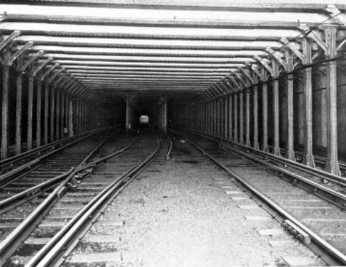 FOUR-TRACK SUBWAY—SHOWING CROSS-OVER SOUTH OF 18TH
STREET STATION