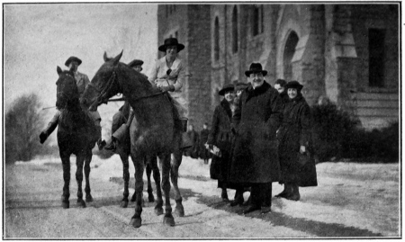 LES ÉTUDIANTES DE «BRYN MAWR COLLEGE», ÉCOLE SUPÉRIEURE
POUR FEMMES EN PENNSYLVANIE—RECEVANT, EN PLEIN HIVER, BLASCO, A CHEVAL,
DANS LE PARC DU COLLEGE