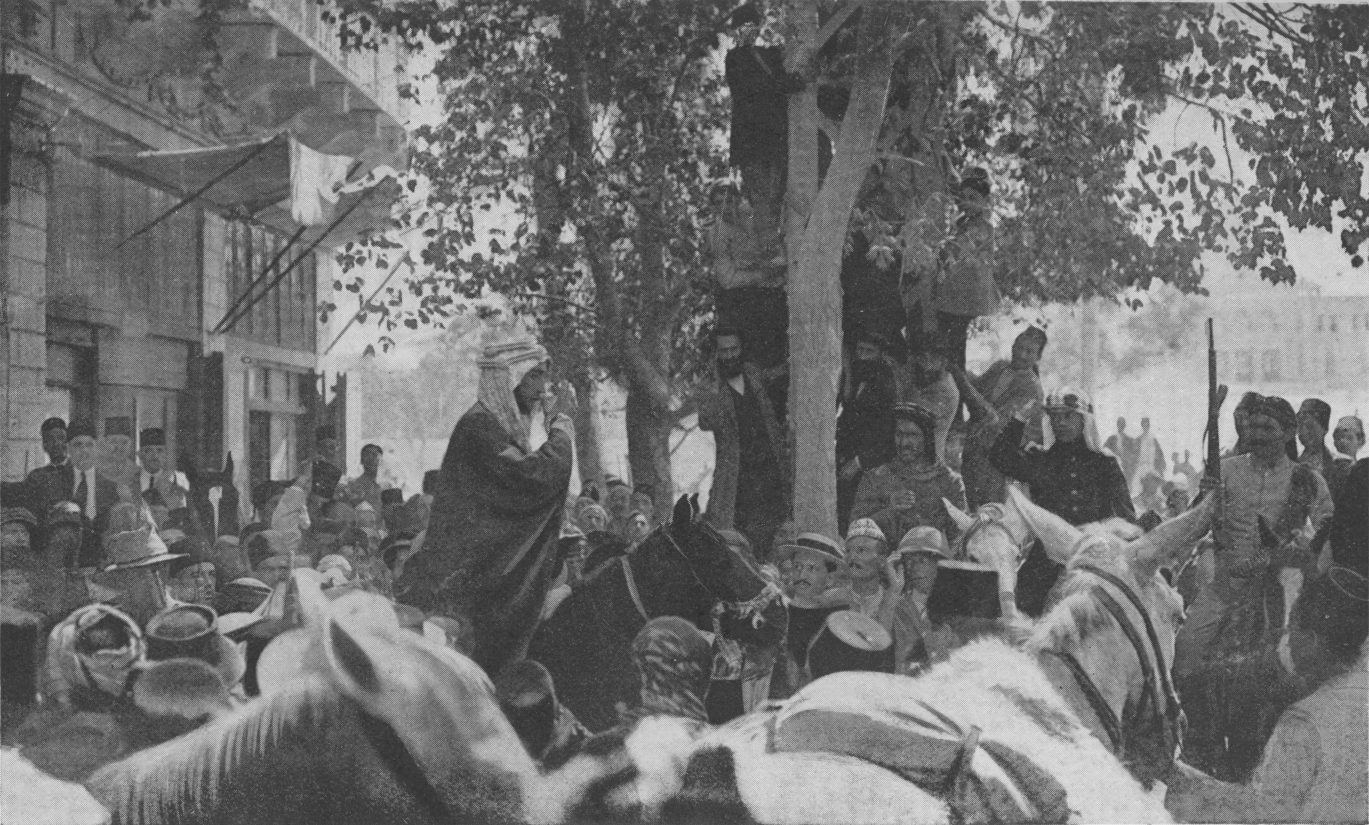 Photo wide shot man in Arab dress on dark horse riding in a crowd