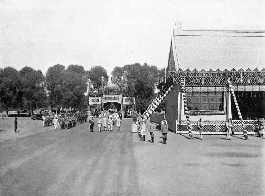 A Presidential Review of Troops in the Southern Hungtung
Park outside Peking: Arrival of the President.