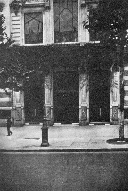 Porte St. Martin Theatre, Paris, where Lola was a
"flop"
