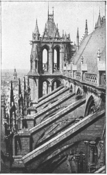FLYING
BUTTRESSES
OF NAVE
WITH TWO
SUPERPOSED
ARCHES
(Cliché LL.)