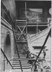 DETACHING
THE MURAL
PAINTINGS
BY PUVIS
DE CHAVANNES
DURING THE
BOMBARDMENTS
IN 1918.