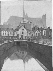 OLD BISHOPS’
PALACE (in
front of
Cathedral).

To the right,
RUE DU DON.