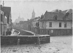 RUE BASSE
DES TANNEURS
seen from the
Rue Condé.
In the background,
steeple
of the Church
of St. Germain
and the
Cathedral.