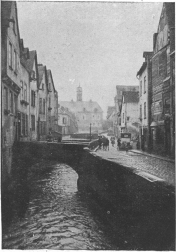 RUE BASSE
DES TANNEURS
In background,
Hôtel Morgan
and old
Château d’Eau.