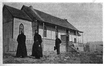 F. Vincent       P. Riou       Louison Robillard

Maison-Chapelle construite par le père Breynat