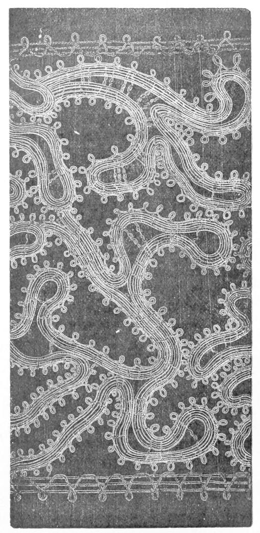 Sinuous band with small loops