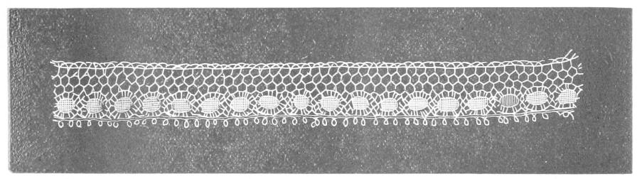 Lace stip with oval motifs