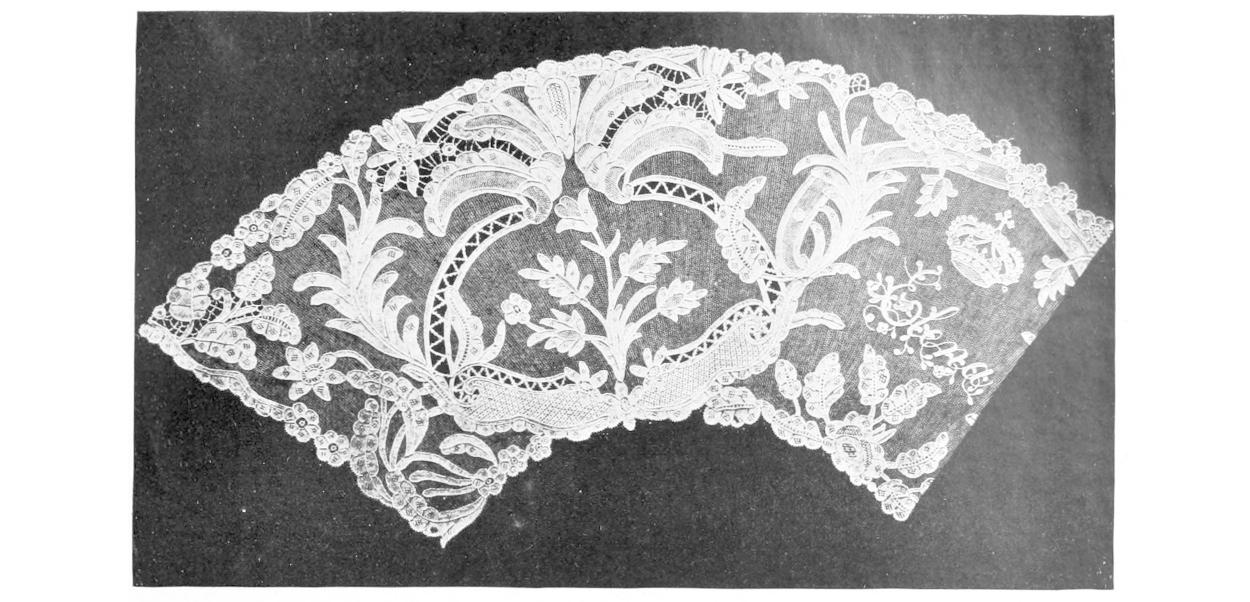 Lace fan with foliage designs