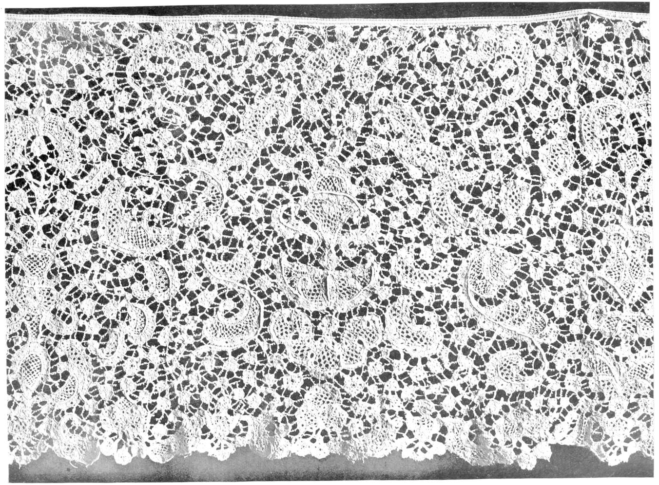 Lace with many small polygons between
    main motifs