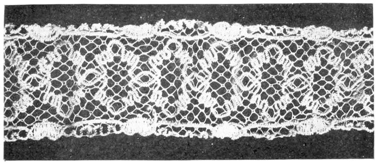 Lace strip with oval motifs