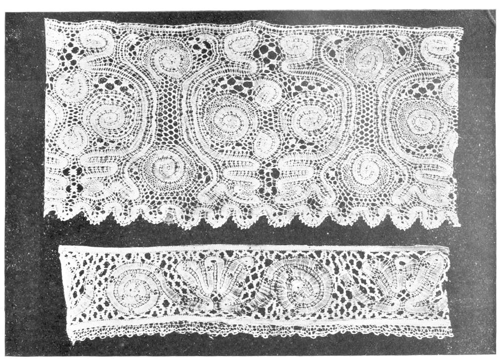 Lace with zigzag trails