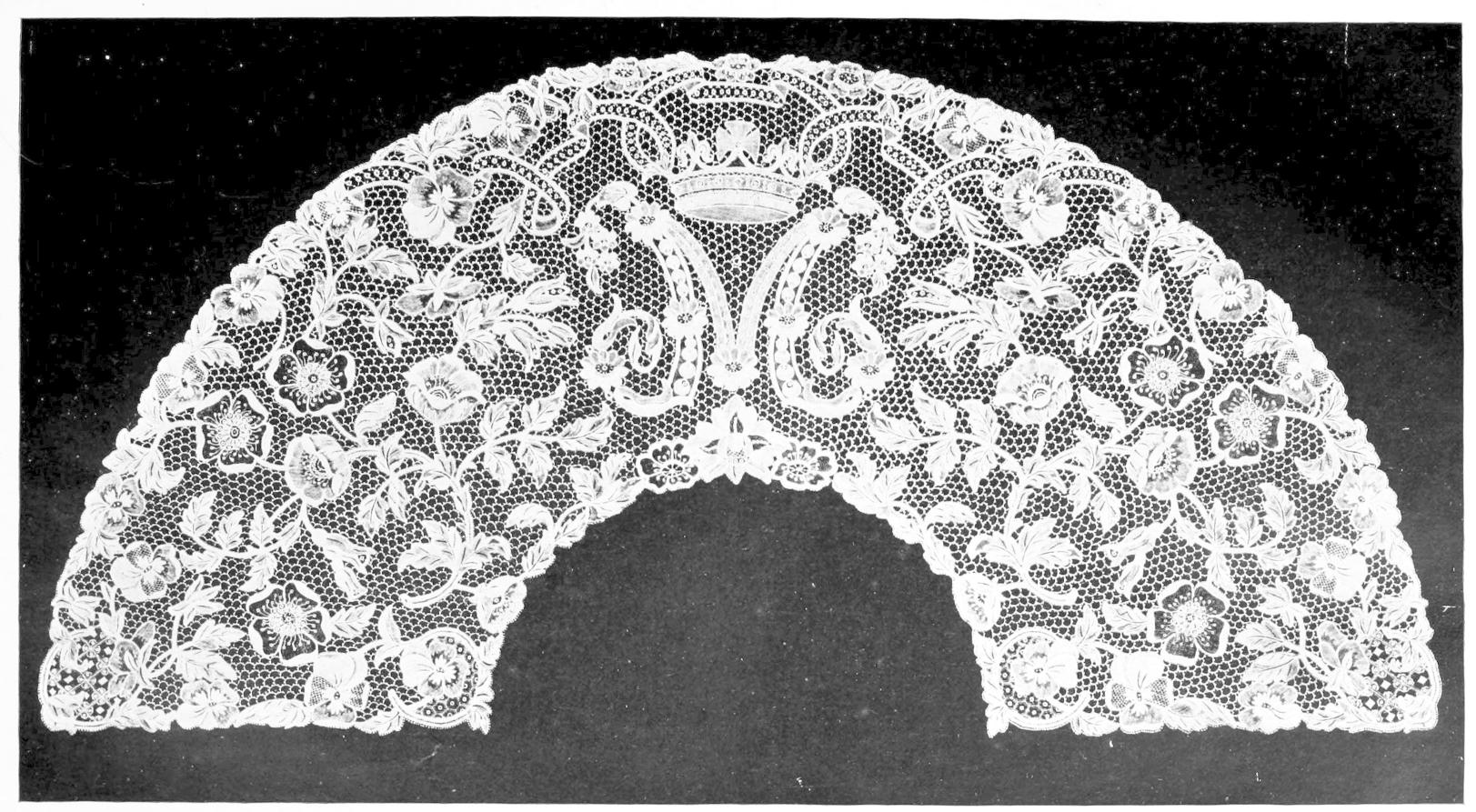 Lace to fit fan, with crowned M
